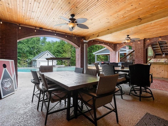 view of terrace with ceiling fan