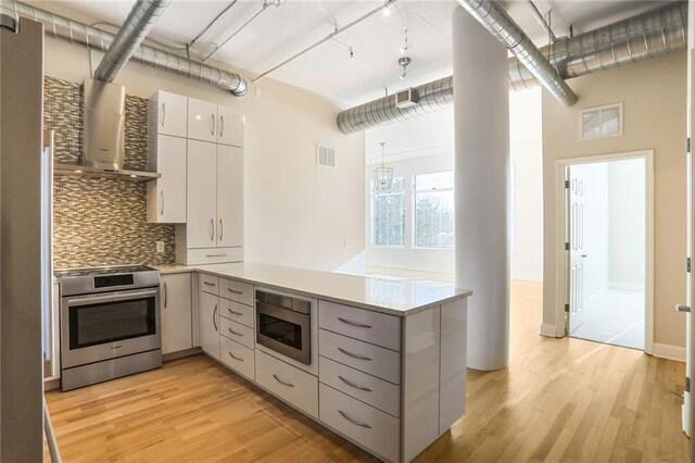 3820 Roswell Rd NE Unit 317, Atlanta, GA 30342 - unfurnished room with a notable chandelier, light wood-style floors, and visible vents