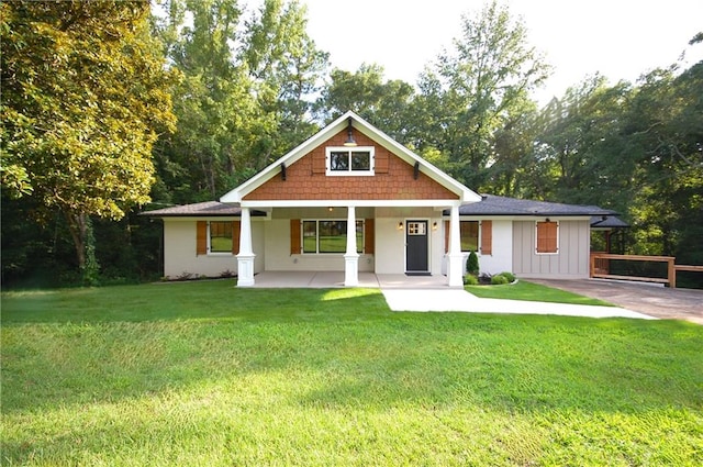 view of front facade featuring a porch and a front yard