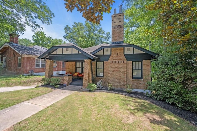 view of front facade featuring a front lawn