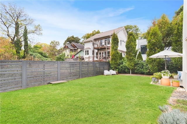 view of yard featuring a fenced backyard