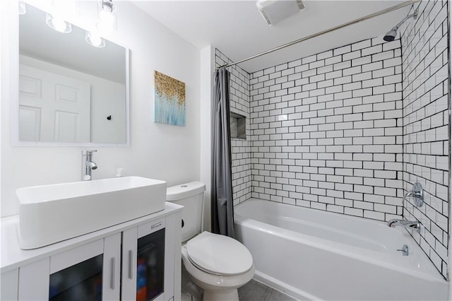 full bathroom featuring toilet, shower / bathtub combination with curtain, and sink