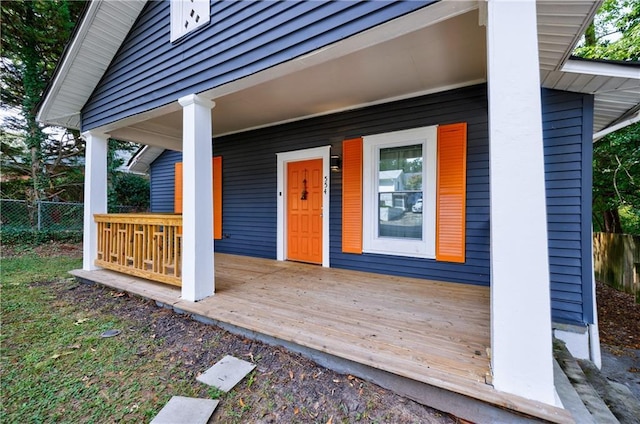 entrance to property featuring covered porch