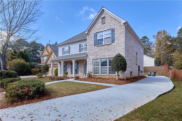 front facade featuring a front yard