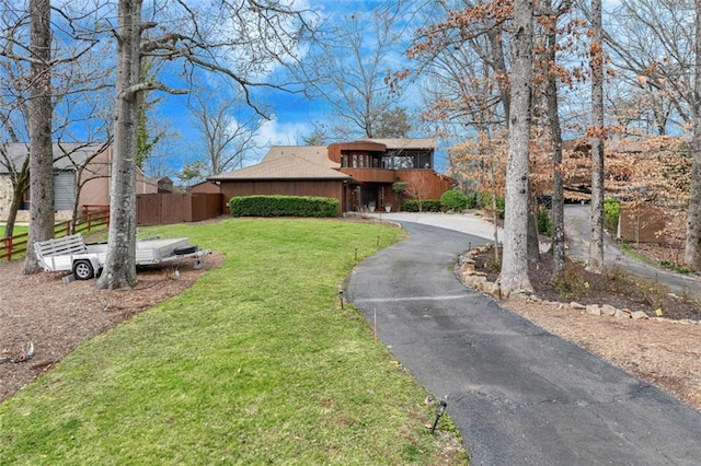 view of front of property featuring a front yard