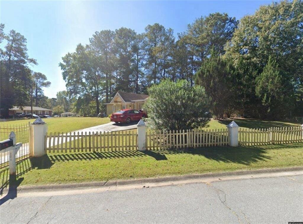 804 E Glochester Pl, Norcross, GA 30071 - view of front of house with a front yard and a fenced front yard