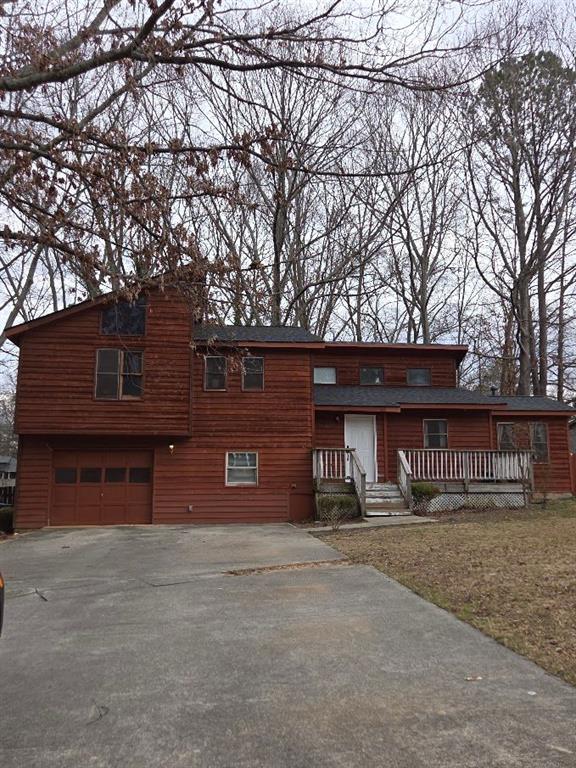 view of front of home featuring driveway and an attached garage