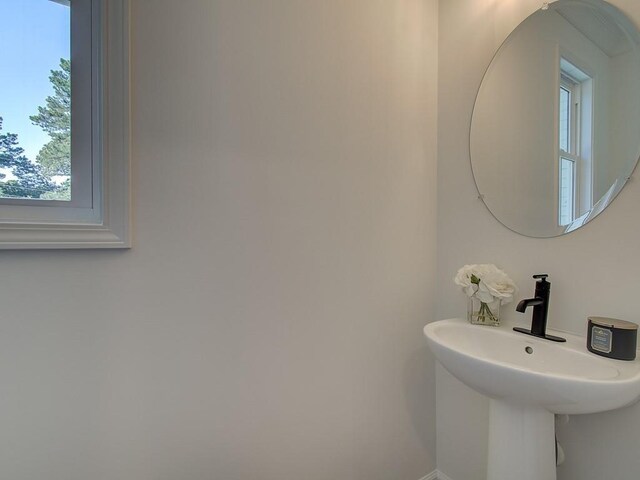 bathroom featuring sink