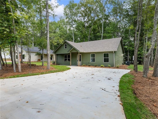 ranch-style home with a shingled roof