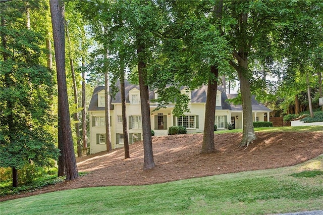 view of front of property featuring a front yard and stucco siding