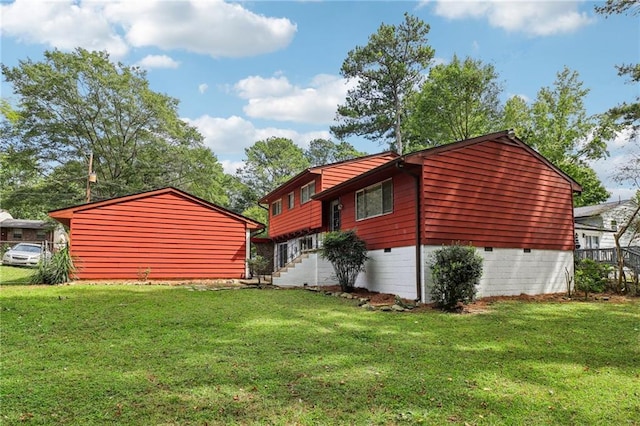 view of side of property featuring a lawn