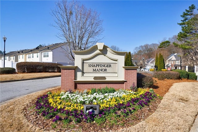 community / neighborhood sign featuring a residential view