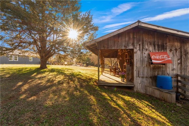 view of yard featuring an outdoor structure