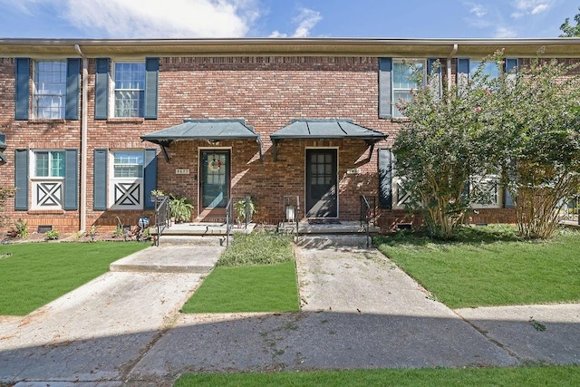 townhome / multi-family property featuring a front yard