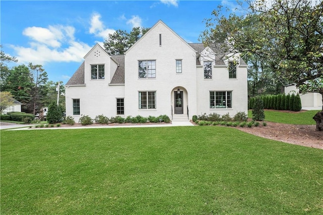 view of front of house featuring a front yard