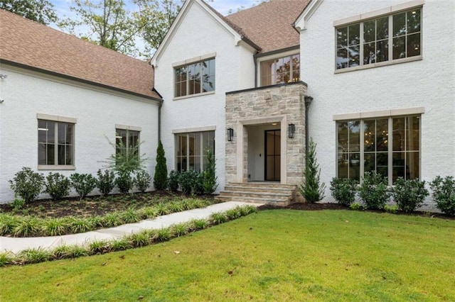 view of front facade with a front lawn