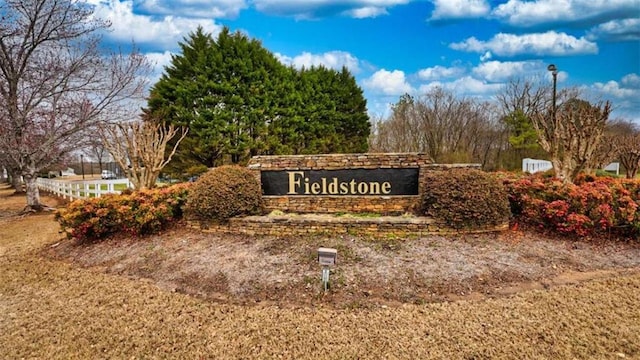 view of community / neighborhood sign