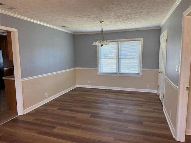 empty room with baseboards, dark wood finished floors, ornamental molding, an inviting chandelier, and a textured ceiling