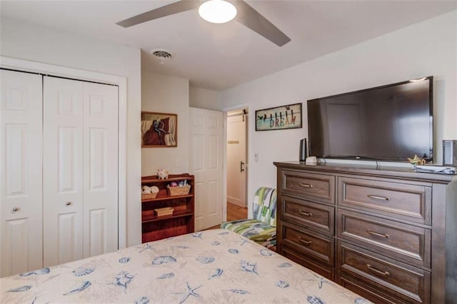 bedroom featuring ceiling fan and a closet