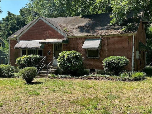 view of front of home featuring a front lawn