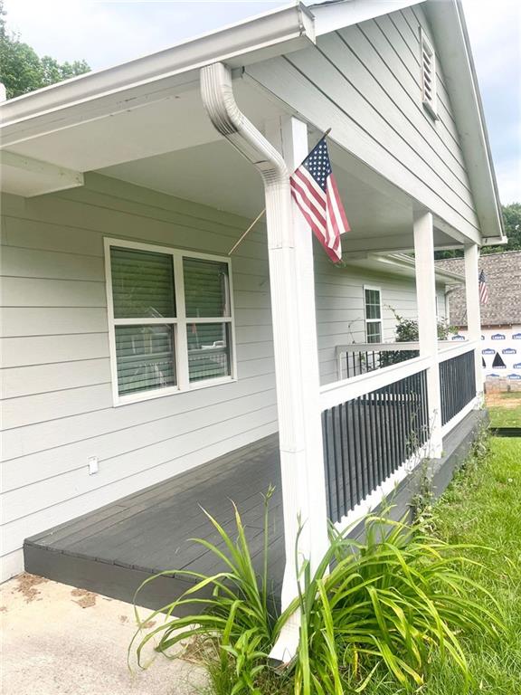 4567 Duncan Dr, Sugar Hill, GA 30518 - ranch-style house with covered porch, a front yard, and an attached garage