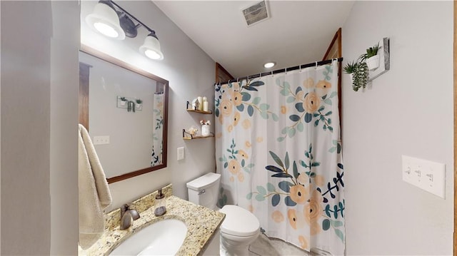 full bath featuring toilet, a shower with curtain, visible vents, and vanity