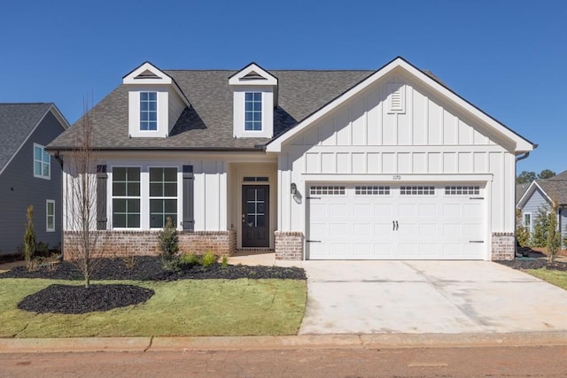 view of front of property featuring a front yard