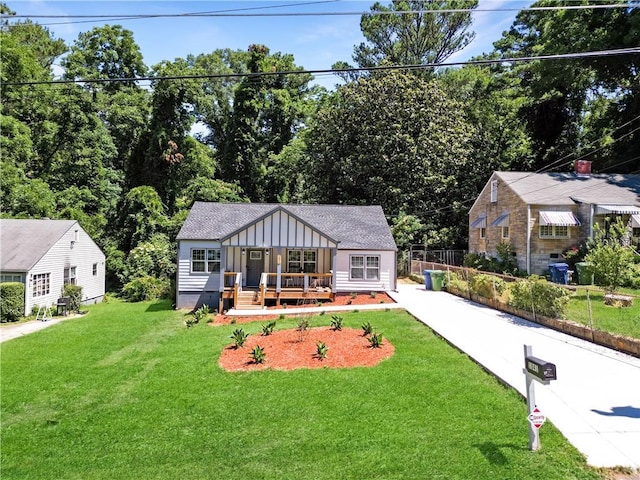 view of front of property featuring covered porch and a front lawn