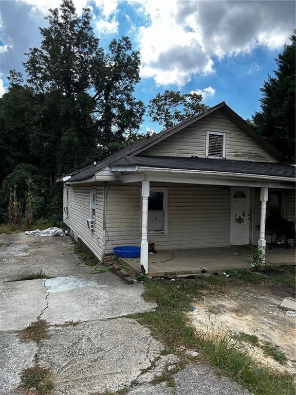 view of front of property featuring a porch