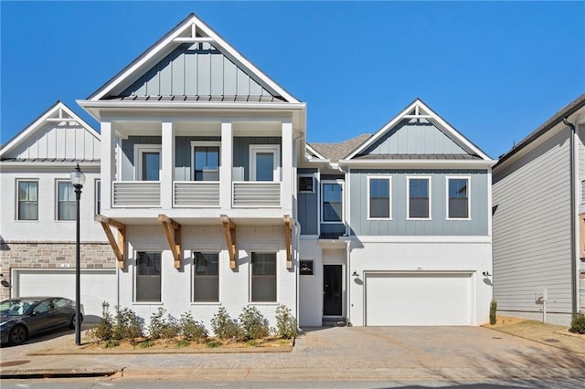 view of front facade featuring a garage