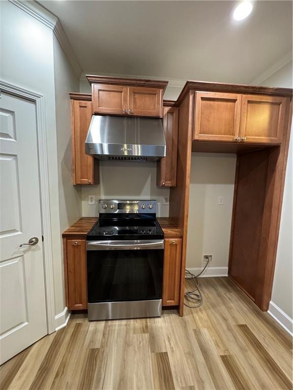 kitchen featuring crown molding, stainless steel electric range, light wood-style flooring, and under cabinet range hood