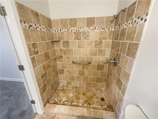 bathroom featuring a tile shower