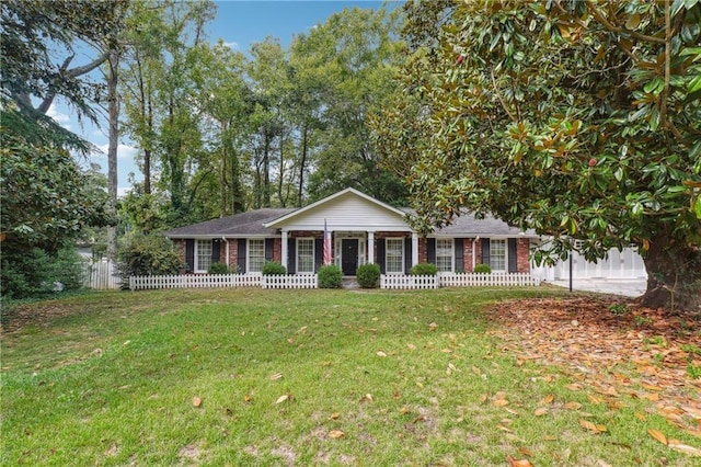 ranch-style home featuring a front lawn