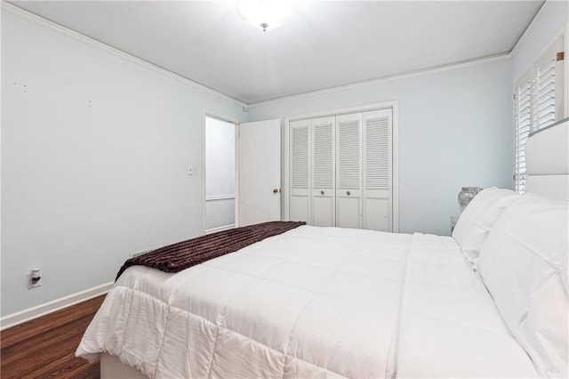 bedroom featuring dark hardwood / wood-style floors, a closet, and crown molding