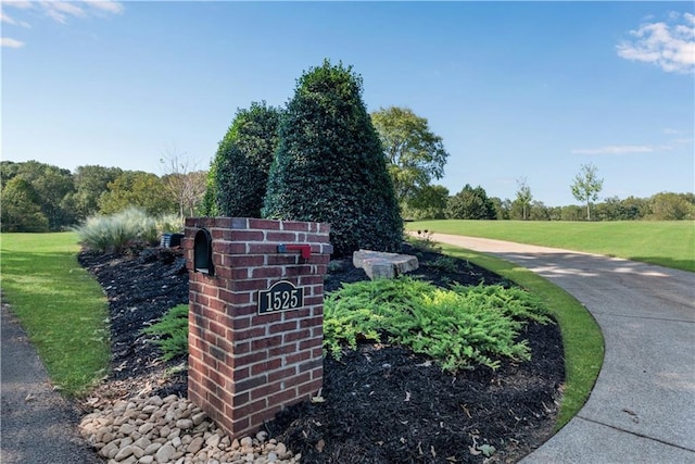 community sign with a yard