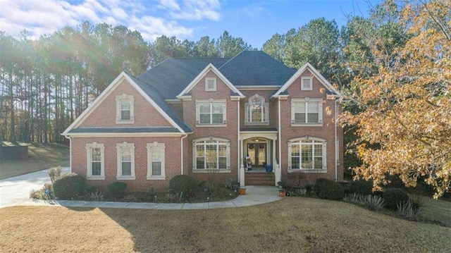 view of front facade featuring a front lawn