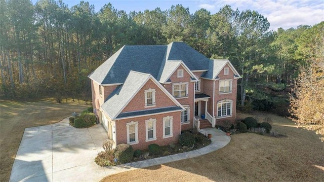 view of front of house featuring a front lawn