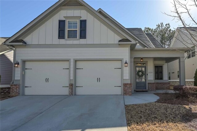 view of front facade with a garage