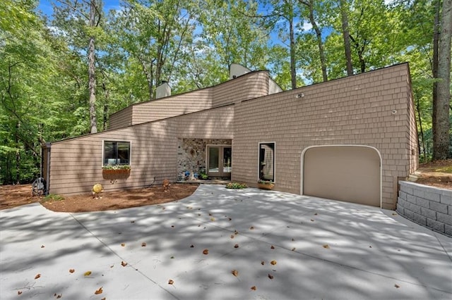 view of front facade featuring a garage