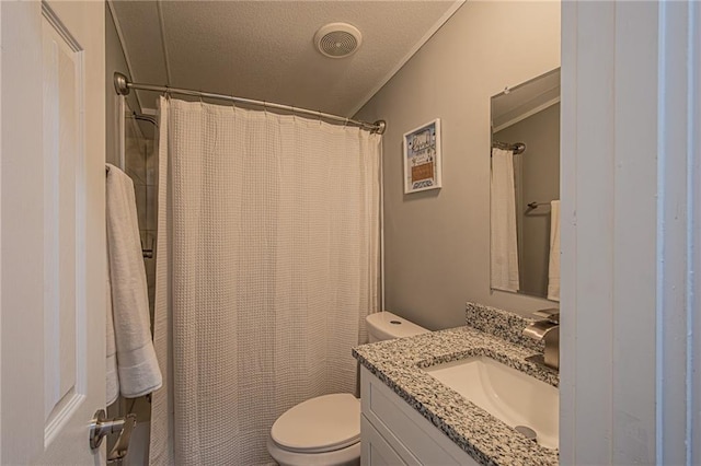 full bathroom featuring visible vents, toilet, vanity, a shower with curtain, and a textured ceiling