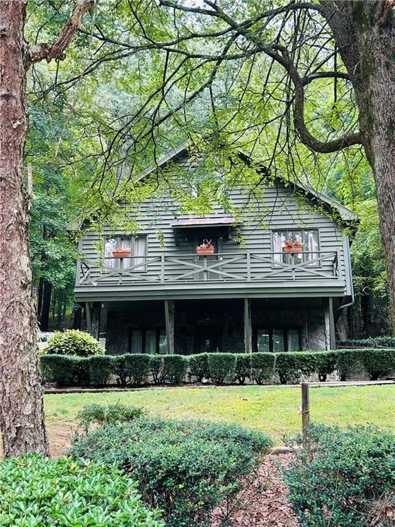 exterior space featuring a front lawn