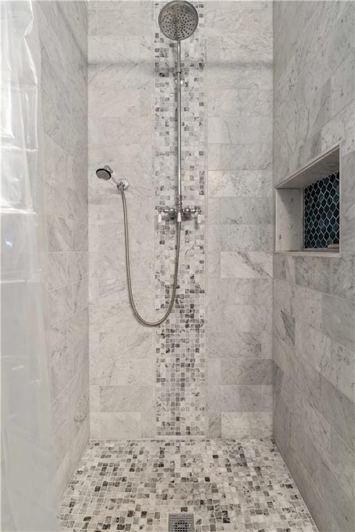 bathroom featuring a tile shower