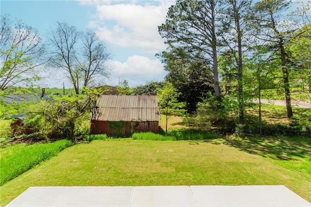 view of yard with an outbuilding and a barn