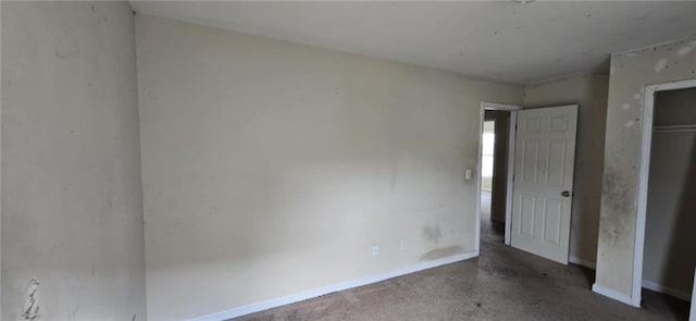 unfurnished bedroom featuring baseboards and a closet