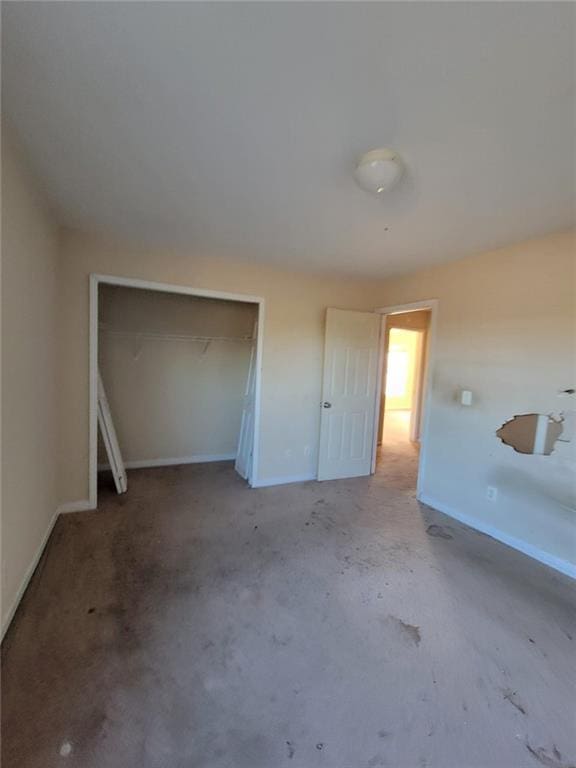 unfurnished bedroom featuring a closet and baseboards