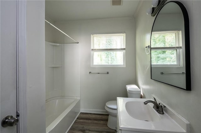 full bathroom featuring hardwood / wood-style floors, plenty of natural light, ornamental molding, and toilet