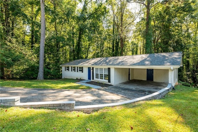 view of front of home featuring a carport and a front lawn