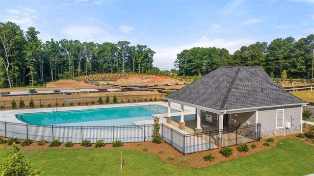 view of property's community featuring a lawn