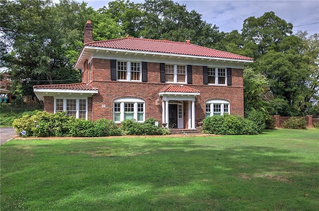 view of front of house featuring a front lawn