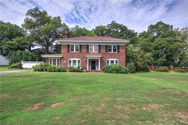 view of front of home featuring a front yard